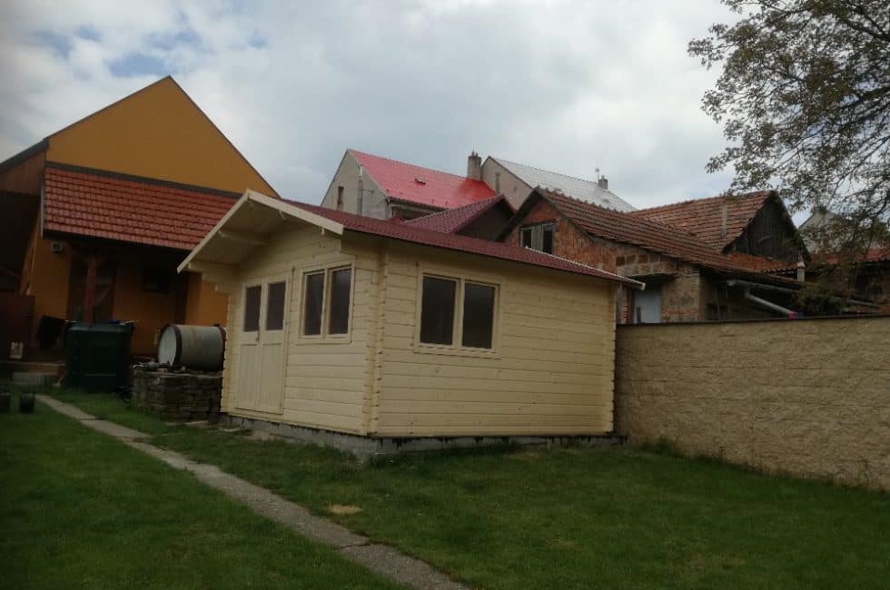 Klasický zrubový záhradný domček s oknom a dverami. SIla mtien 44mm